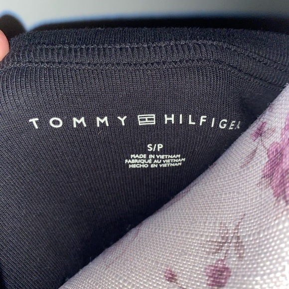 Tommy Hilfiger scoop neck l/s flag tee - Picture 9 of 9
